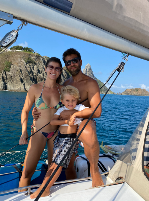 Viver é melhor que sonhar: médica se muda para veleiro com sua família 